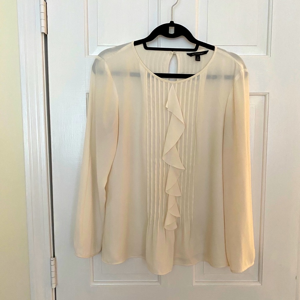 Versatile blouse with ruffle